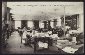 Cartolina raffigurante la fabbrica di merletti Experton, Frere et Soeur, a Retournac, c.1900 da French Photographer